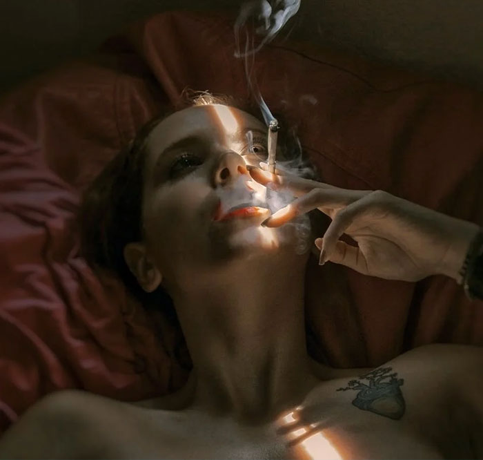 salud-emocional-mental-física-2021-brainiak chica fumando